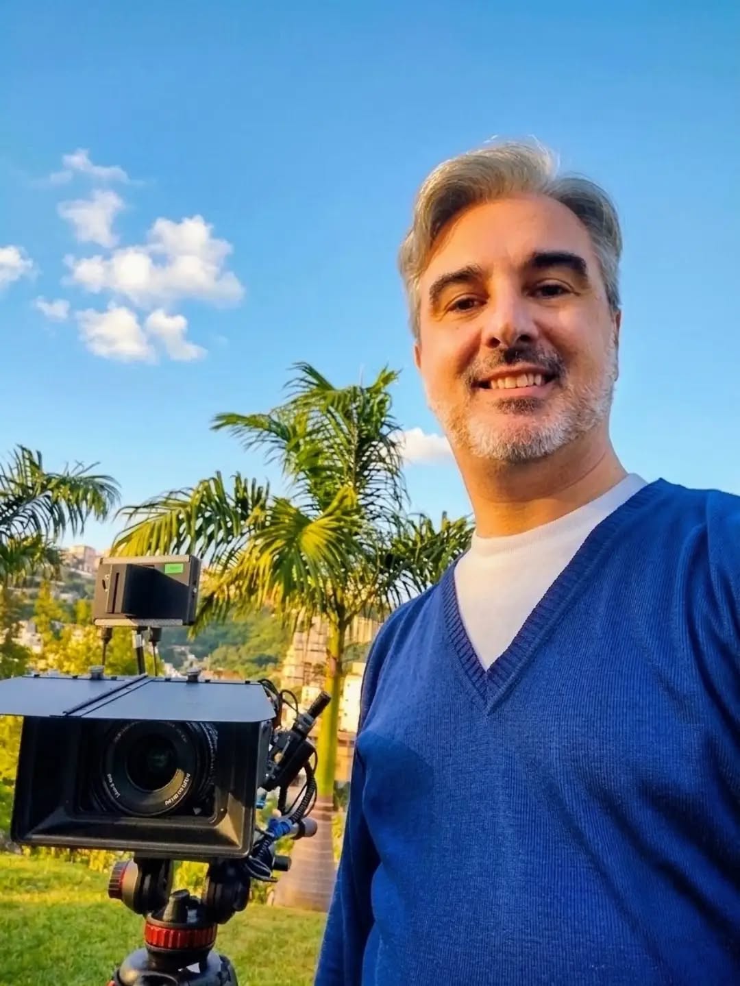 Sun is shinin' in the sky, there ain't a cloud in sight... ☀️🕶️ Imposible tener un mal día con este cielo y esta energía. 🎬💙 #camara #rodaje #shortfilm #cortometraje #actor