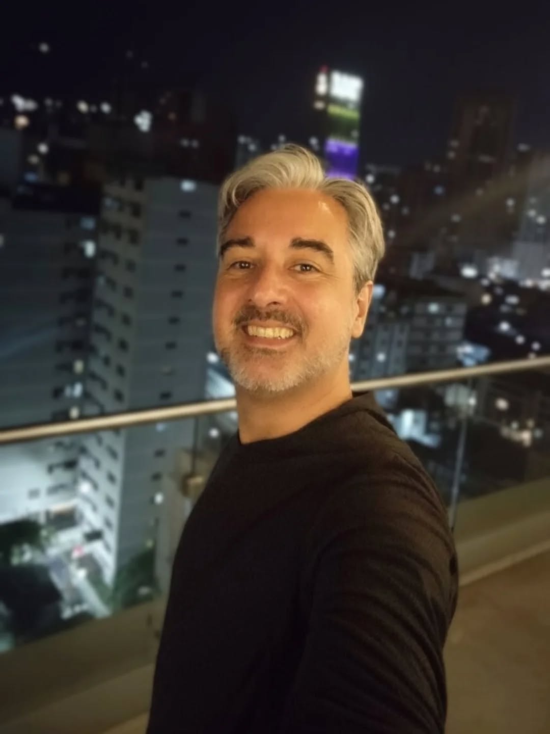 Hoy este muñeco celebra nuevamente su cumpleaños, otro año celebrando la vida! Feliz cumpleaños para mi! 🎂🎉.
Profundamente agradecido por cada experiencia que me ha moldeado y que continúan constantemente transformandome en una nueva y mejor versión.
Agradecido por la paz y fe con las que veo hacia el futuro en plenitud y con una conciencia limpia.
Agradecido por la serenidad y sabiduría que solo la rueda de la vida y el tiempo otorga.
Agradecido por los míos que siempre me acompañan en amor y yo a ellos. Y agradecído por los que no estan también.
Agradecido por mi salud y la de los míos.
Disfrutando cada instante de cada dia #CarpeDiem
¡Pido y brindo por muchos años mas! Siempre #agradecido.
#felizcumpleaños #cumple #cumpleaños #seguimos #pleno #sano #feliz #namaste #now #ahora #birthday #happybirthday