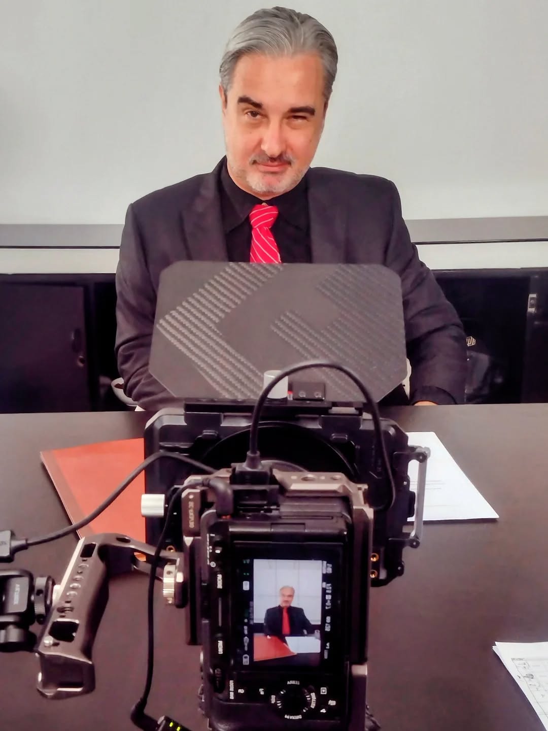 He decidido que esta es la cara para el #2026 🤔. Rodando fantástico #audiovisual para #rrss con un magnífico equipo de trabajo. Siempre agradecido #sketch #actor 🤟🏻🎬