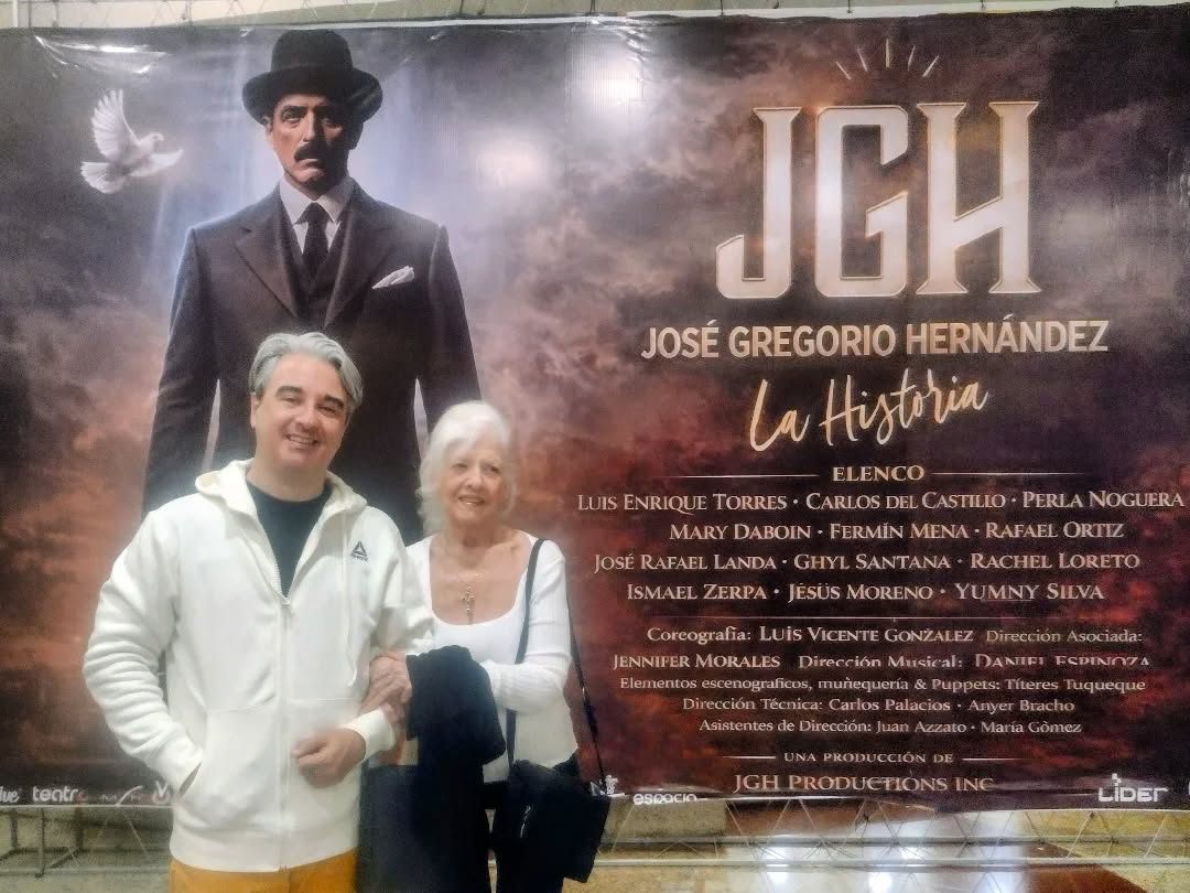 Paso por aquí para contarles de mi cita de anoche con esta hermosa rubia: mi madre. ❤️
Tuvimos una velada increíble de teatro y no puedo dejar de recomendarles la obra que vimos: "José Gregorio Hernández: La Historia" @jghlahistoria . Es un montaje formidable en el Teatro El Líder. @teatrolider 🎭
Desde las actuaciones de primera y un elenco estupendo, hasta la escenografía y el apoyo multimedia, todo es excepcional. La manera de narrar la historia es fascinante y la dirección es realmente magnífica @davidchaconperez 👏🏻, logrando una puesta en escena que llega directo al corazón, especialmente al de nosotros los venezolanos. ✨
Un agradecimiento especial a mi profesor de actuación, Carlos del Castillo @carlosjdelcastillon , por la invitación; ¡un lujo disfrutarte en escena! 👏
Muchísimas felicidades a todo el equipo de esta pieza teatral por este trabajo tan impecable.
¡Háganse un favor y vayan a verla! Es una obra que nos hace revivir nuestra fe y nuestra venezolanidad. 🇻🇪🙏
#TeatroEnCaracas #JoseGregorioHernandez #TeatroVenezolano #QueHacerEnCaracas #CulturaCcs
Ya la viste?